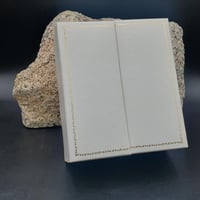 صندوق خواتم جلد ملبس قطيفه من الداخل لون ابيض