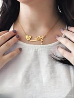 سلسال بالاسم مع حرف مطلي بالذهب