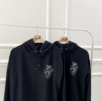 بلوفر ليحتضنك دائمًا - برسمه قلب