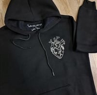 بلوفر ليحتضنك دائمًا - برسمه قلب