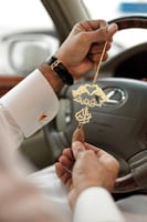 تعليقة كسرة العود بشكل قلب بيدين ترند