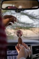 تعليقة سيارة بصورة مع كسرة العود