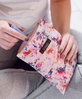 حافظة فريو لون وردي ( 4 اقلام )