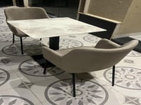 طاولة مع 2 كراسي بيج