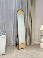 مراية استاند راتان بقاعدة مربعة - بني