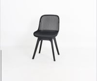 كرسي لون اسود