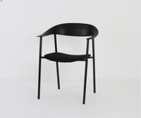 ‏ كرسي لون اسود