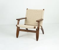 كرسي قماش لون بني رتان