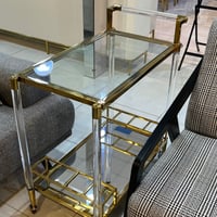 عربية تقديم أستيل مع اكرلك ذهبي