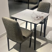 طاولة مع 2 كراسي رخام 70*70