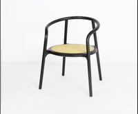 كرسي خشب لون اسود