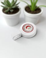 حامل بطاقة UHOO مع شعار 3D الهلال الاحمر السعودي