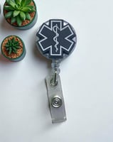 حامل بطاقة مع شعار مجسم نجمة الحياة