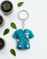 ميدالية مفاتيح بشكل قميص بدلة طبية