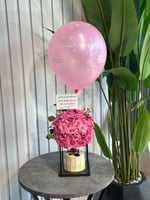 كيك ورد وبالون في بوكس زجاجية