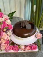 عرض كيكه مع الورد وبالون