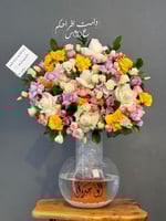 فازة ورد مع عبارة اكرلك وسمكة زينة