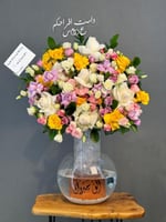 فازة ورد مع عبارة اكرلك وسمكة زينة