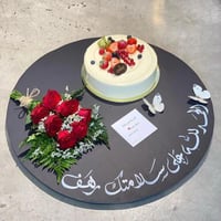 تنسيق كيكة كانديرا مع ورد في لوح معا كتابة عبارة