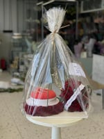 تنسيق فخم كيكة وورد على لوح خشبي