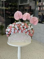 استاند اكرلك باسم او عبارة مع تنسيق ورد صناعي