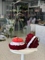 تنسيق فخم كيكة وورد على لوح خشبي