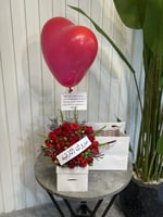 كيكة مع ورد وشمعة وبالون