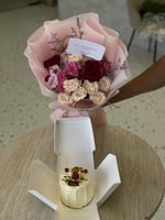 كيك مع باقة ورد