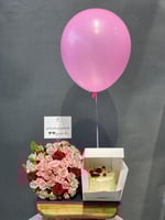 عرض الكيكة والورد وبالون