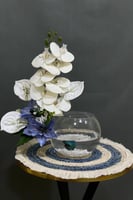 فازة سمكة الفايتر مع ورد صناعي