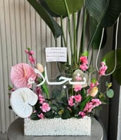 استاند اكرلك ورد صناعي مع الاسم او العبارة