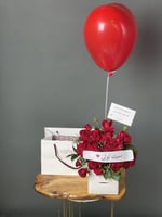 كيكة مع ورد وشمعة وبالون