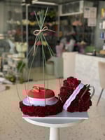 تنسيق فخم كيكة وورد على لوح خشبي