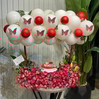 تنسيق فخم كيكة وبالونات