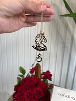 تعليقة سيارة بالحرف او الاسم مع كسرة عود