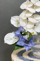 فازة سمكة الفايتر مع ورد صناعي