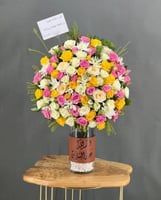 فازة ورد مع كتابة العبارة او الاسم