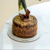 كيكة جاناش مع باقة ورد منوع