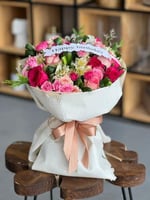 باقة ورد تغليف مبهر وشريطة حسب الطلب