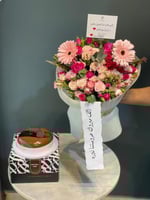 باقة ورد مع شريطة للمناسبات وكيكة