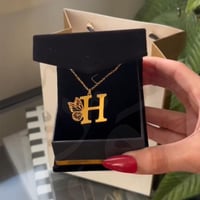 سلسال نسائي بالحرف وفراشة