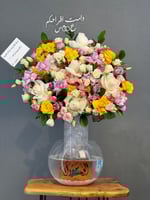 فازة ورد مع عبارة اكرلك وسمكة زينة