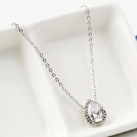 سلسال فاخر شفاف من الزركونيا المكعبة على شكل دمعه