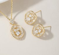 نصف طقم فاخر ذهب عيار 18 قيراط على شكل دائري مجوف...