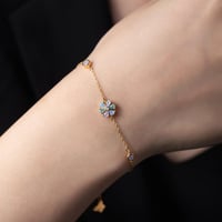 اسوارة عصرية بتصميم أنيق مزين بالزهور مطلية بالذهب...