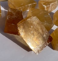 كالسيت عسلي مكعب طبيعي