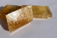 كالسيت عسلي مكعب طبيعي