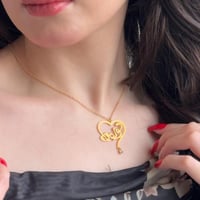 سلسال رقبة بتصميم الاسم مع حرف