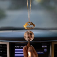 تعليقة كسرة العود بشكل قلب بيدين مع صورة