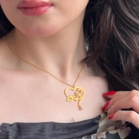 سلسال رقبة بتصميم الاسم مع حرف